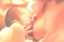 赤ちゃんは母乳やミルクと一緒に空気も飲み込んでしまいます