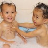双子の赤ちゃんをお風呂に入れる方法