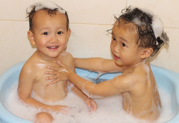 双子の赤ちゃんをお風呂に入れる方法
